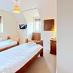 Bay Shores - 2 2 Minutes - Part Of The The Bay Filey Village With Pool, Gym And Direct Access, Pub, Restaurant, Tennis And Meadows Walks * Reighton