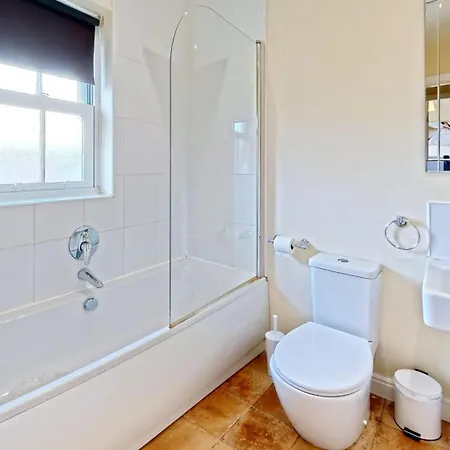Bay Shores - 2 2 Minutes - Part Of The The Bay Filey Village With Pool, Gym And Direct Access, Pub, Restaurant, Tennis And Meadows Walks