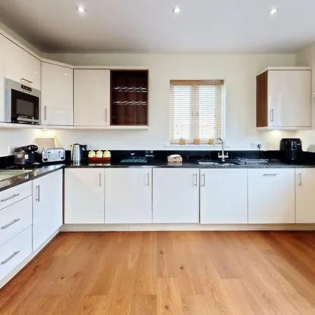 Bay Shores - 2 2 Minutes - Part Of The The Bay Filey Village With Pool, Gym And Direct Access, Pub, Restaurant, Tennis And Meadows Walks * Reighton