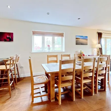 Bay Shores - 2 2 Minutes - Part Of The The Bay Filey Village With Pool, Gym And Direct Access, Pub, Restaurant, Tennis And Meadows Walks Vakantiehuis Reighton